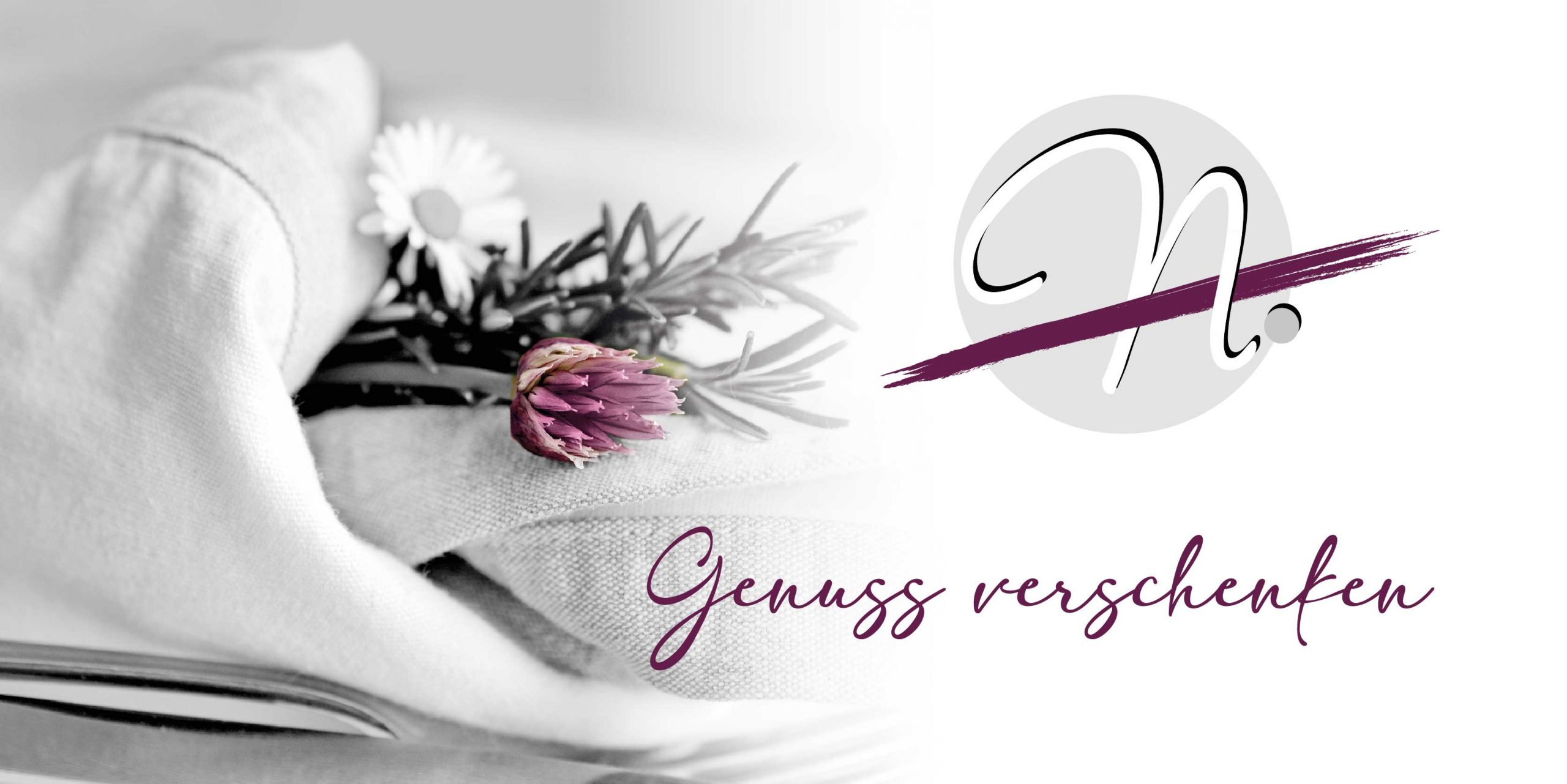 Hier sehen Sie das Cover unseres Restaurantgutscheines mit unserem Signetlogo und einem Rosmarinzweig.